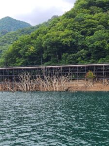 エメラルドグリーンの湖